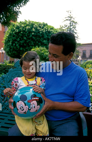 Popolo messicano, nonno e nipote, Jardin Zenea, Santiago de Querétaro, Queretaro, Stato di Queretaro, Messico Foto Stock