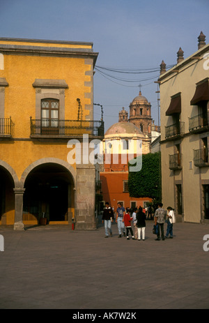 I messicani, messicano, giovani adulti, donne, uomini, a Plaza de la Independencia, queretaro, Santiago de Querétaro, Stato di Queretaro, Messico Foto Stock