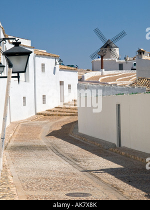 Mulini a vento vista dalla città (Campo de Criptana, Ciudad Real, La Mancha (Spagna) Don Chisciotte della terra Foto Stock