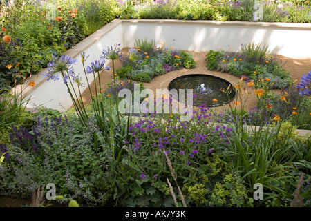 Immagini della riflessione Homebase giardino disegnato da Thomas Hoblyn a Hampton Court Flower Show Foto Stock