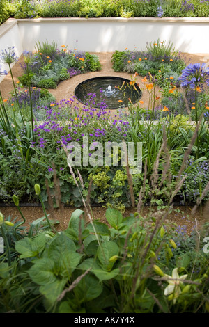 Immagini della riflessione Homebase giardino disegnato da Thomas Hoblyn a Hampton Court Flower Show Foto Stock