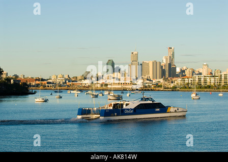 City Cat traghetto sul Hamilton raggiungere il fiume Brisbane centro di Brisbane in background Queensland Australia Foto Stock