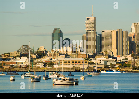 City Cat traghetto sul Bulimba raggiungere il fiume Brisbane centro di Brisbane in background Queensland Australia Foto Stock