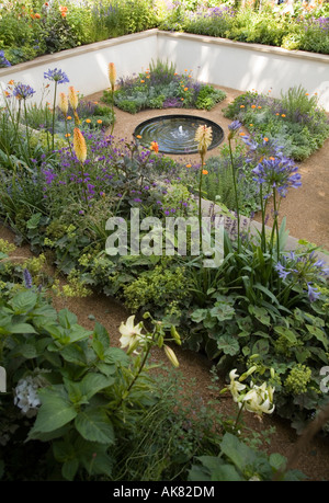 Immagini della riflessione Homebase giardino disegnato da Thomas Hoblyn a Hampton Court Flower Show Foto Stock