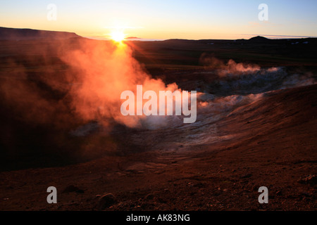 Krafla Myvatn area nella luce rossa del tramonto, Islanda paesaggio vulcanico Viaggi natura punto di riferimento Foto Stock