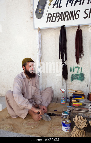 Al Maha calzolaio, (MR) cobbler e calzature Negozio riparazione a Ras Al Khaimah,Emirati Arabi Uniti EMIRATI ARABI UNITI Foto Stock