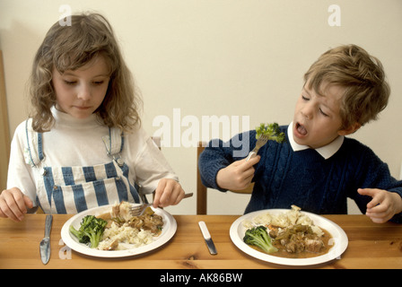 Fratello e Sorella di mangiare arrosto Foto Stock