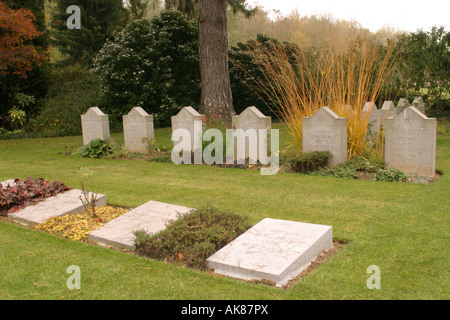 La Prima guerra mondiale tombe di soldati tedeschi in St Symphorien Cimitero Militare Mons Belgio Foto Stock