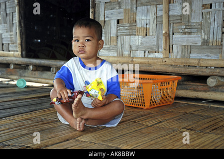 Ragazzo del Mon-villaggio Wang Kha, Thailandia Foto Stock