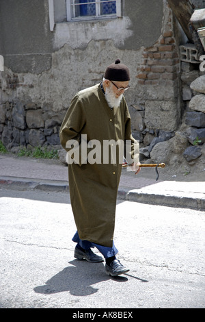 Vecchio turk camminare per la strada, Turchia Erzurum Foto Stock