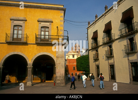 I messicani, messicano, giovani adulti, donne, uomini, a Plaza de la Independencia, queretaro, Santiago de Querétaro, Stato di Queretaro, Messico Foto Stock