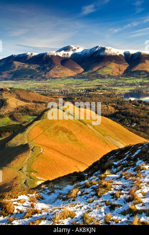 Una vista panoramica della gamma di Skiddaw, Keswick e Derwent Water da Cat campane, nel distretto del lago, Cumbria, England, Regno Unito Foto Stock