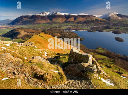 Una vista panoramica della gamma di Skiddaw, Keswick e Derwent Water da Cat campane, nel distretto del lago, Cumbria, England, Regno Unito Foto Stock