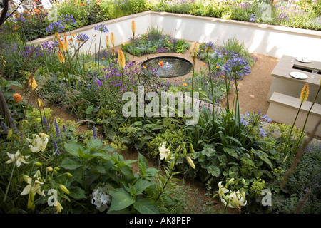 Immagini della riflessione Homebase giardino disegnato da Thomas Hoblyn a Hampton Court Flower Show Foto Stock