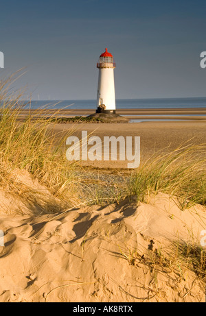 Le dune di sabbia e il punto di Ayr o Talacre Lighthouse, Punto di Ayr, Flintshire, Galles del Nord, Regno Unito Foto Stock