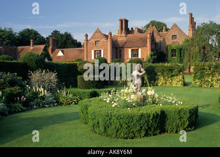Chenies Manor Buckinghamshire il bianco garden dalie siepi di tasso e topiaria da con vista attraverso a casa Foto Stock