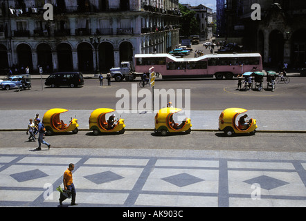 Il trasporto urbano in Havana Centrale distintivo giallo micro taxi a noleggio Cuba Foto Stock