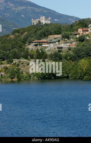 Castello di Montalto Dora e lago di Pistono nel Canavese (Ivrea, Torino, Piemonte, Italia) Foto Stock