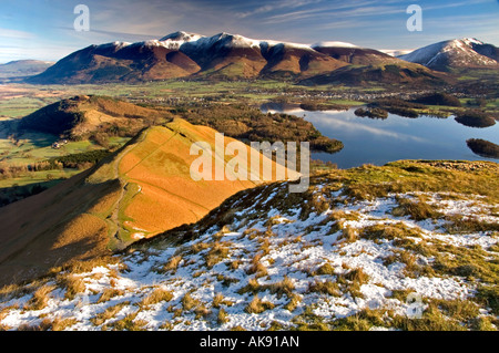 Una vista panoramica della gamma di Skiddaw, Keswick e Derwent Water da Cat campane, nel distretto del lago, Cumbria, England, Regno Unito Foto Stock