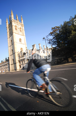 OXFORD University studente che viaggia su strada alta passato Magdalene College Foto Stock