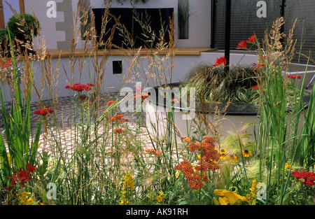 Hampton Court FS 2003 design Mark Ashmead giardino contemporaneo con un livello diviso nenti la partecipazione Graminacee ornamentali e piante perenni Foto Stock