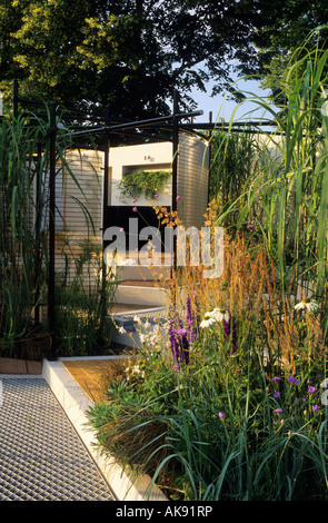 Hampton Court FS 2003 design Mark Ashmead giardino contemporaneo con un livello diviso patio Graminacee ornamentali e piante perenni Foto Stock