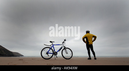 Un ciclista opinioni Woolacombe Beach,North Devon, Inghilterra,UK.BRITISH Foto Stock