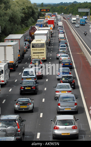 Code di traffico sull'autostrada M6 in direzione nord tra svincolo 12 e 13 in Staffordshire,Inghilterra.UK Foto Stock
