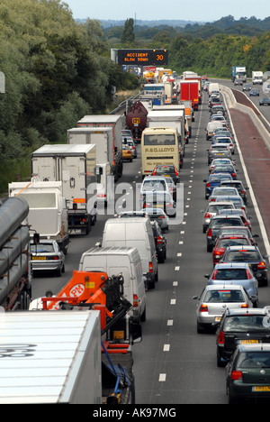 Gli inceppamenti di traffico sull'autostrada M6 in direzione nord tra svincolo 12 e 13 in Staffordshire,l'INGHILTERRA,UK. Foto Stock