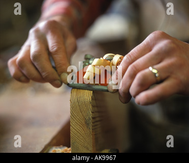 I falegnami di mani piallare il legno Foto Stock