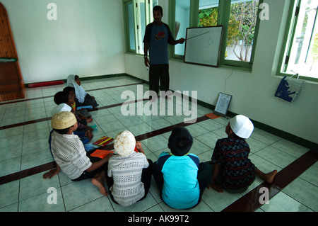 Maami Gili Mohamed Nooh insegna ai giovani i bambini nella moschea di circa il Corano Foto Stock