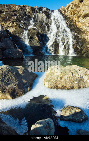 Ghiaccio sul latte inacidito Gill in Easedale vicino a Grasmere nel Lake District inglese Foto Stock