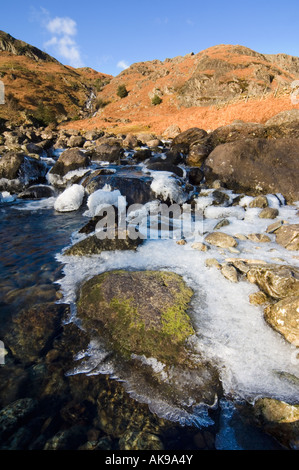 Ghiaccio sul latte inacidito Gill in Easedale vicino a Grasmere nel Lake District inglese Foto Stock