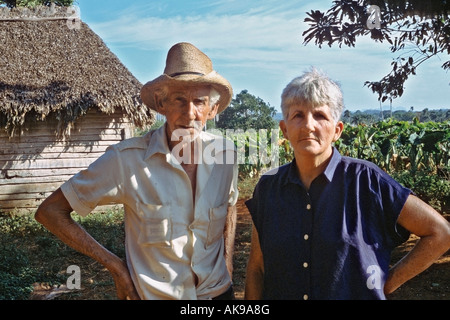 Coppia di anziani davanti alla loro casa nei campi di tabacco di Pinar del Rìo provincia nella parte occidentale di Cuba Foto Stock