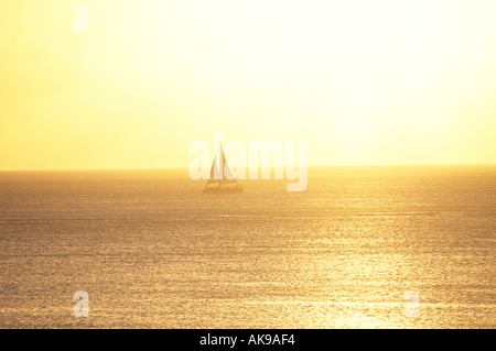 Yacht tramonto sul mare Foto Stock
