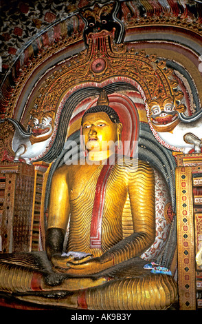 Budda dorati sormontata da due draghi in Dambulla cave templi dello Sri Lanka Foto Stock