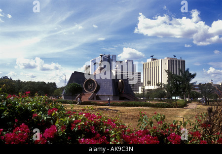 Il monumento di Nyayo in corrispondenza della giunzione di Uhuru Highway e Jomo Kenyatta Avenue Nairobi Kenya Africa orientale Foto Stock