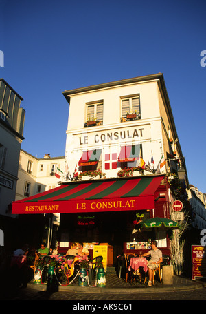 Le Consulat cafe, Rue Norvins a Montmartre, Paris, Francia, al tramonto. Foto Stock
