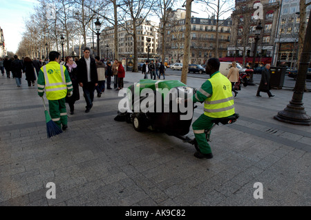 Parigi Francia pulizia della strada AVENUE DES CHAMPS ELYSEES 2004 Foto Stock