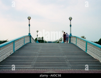 Ponte sul lago marino Southport Inghilterra Foto Stock