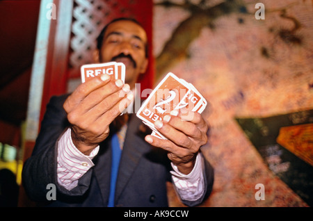 Cinese mago cubano intrattiene con i trucchi della scheda in un ristorante del Barrio Chino Havana Cuba s Chinatown Foto Stock