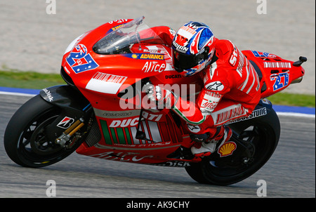 Moto GP rider Casey Stoner di Australia accelera la sua Ducati Moto a Comunitat Valenciana Gran Premio di Motociclismo 2007 a Cheste Foto Stock