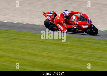 Moto GP rider Casey Stoner di Australia accelera la sua Ducati Moto a Comunitat Valenciana Gran Premio di Motociclismo 2007 a Cheste Foto Stock