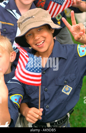 Cub Scout età 11 sventolare della bandiera americana a Parktacular Parade. St Louis Park Minnesota USA Foto Stock