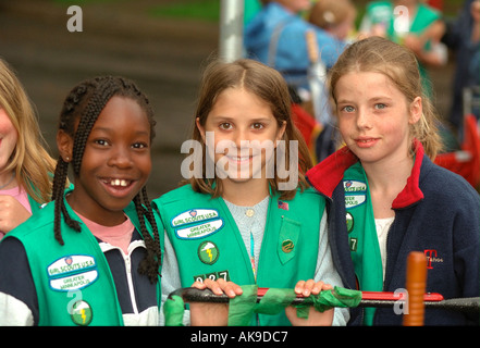 Girl Scouts età 11 a Parktacular Parade. St Louis Park Minnesota USA Foto Stock