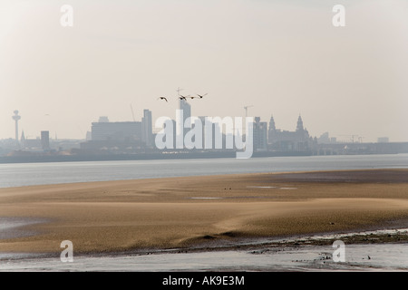 Liverpool City sullo skyline e il fiume Mersey da Egremont spiaggia e il lungomare, Wallasey, Wirral, Inghilterra Foto Stock