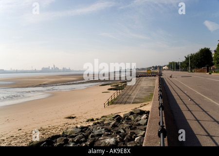 Liverpool City sullo skyline e il fiume Mersey da Egremont spiaggia e il lungomare, Wallasey, Wirral, Inghilterra Foto Stock