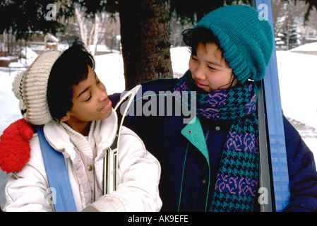 Il coreano/Am & African Am. amico età 13 & 11 con gli sci da fondo. St Paul Minnesota USA Foto Stock