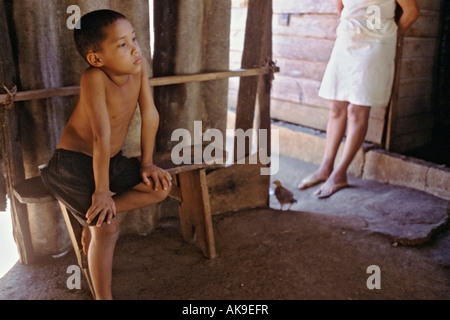 Ragazzino e la madre a casa su una piantagione di cocco in Barigua est di Baracoa Cuba Foto Stock