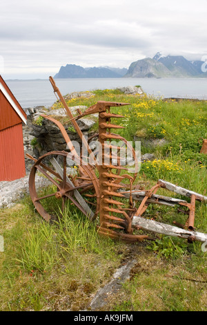 Antica fattoria di macchinari da riva a Myrland nelle isole Lofoten, Arctic Norvegia Foto Stock